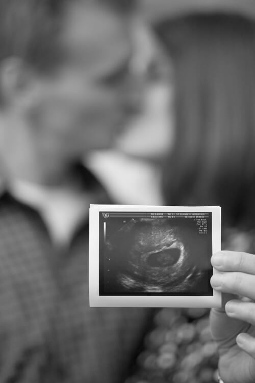 Zwangerschap aankondiging: de leukste en grappigste ideeën op www.mamaweetjes.nl/mamas-denkwereld/zwangerschap-aankondiging-de-leukste-ideeen/